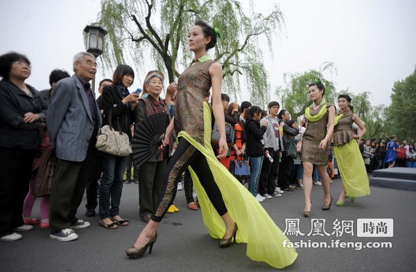 西湖上演生态时装秀 原始自然风受万人围观