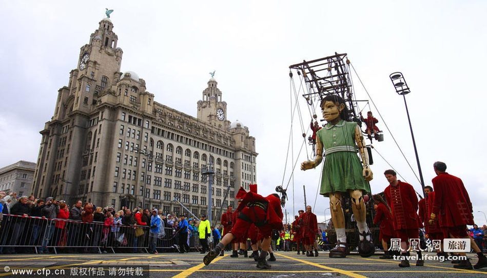 巨型牵线木偶亮相英国 演绎泰坦尼克悲剧故事
