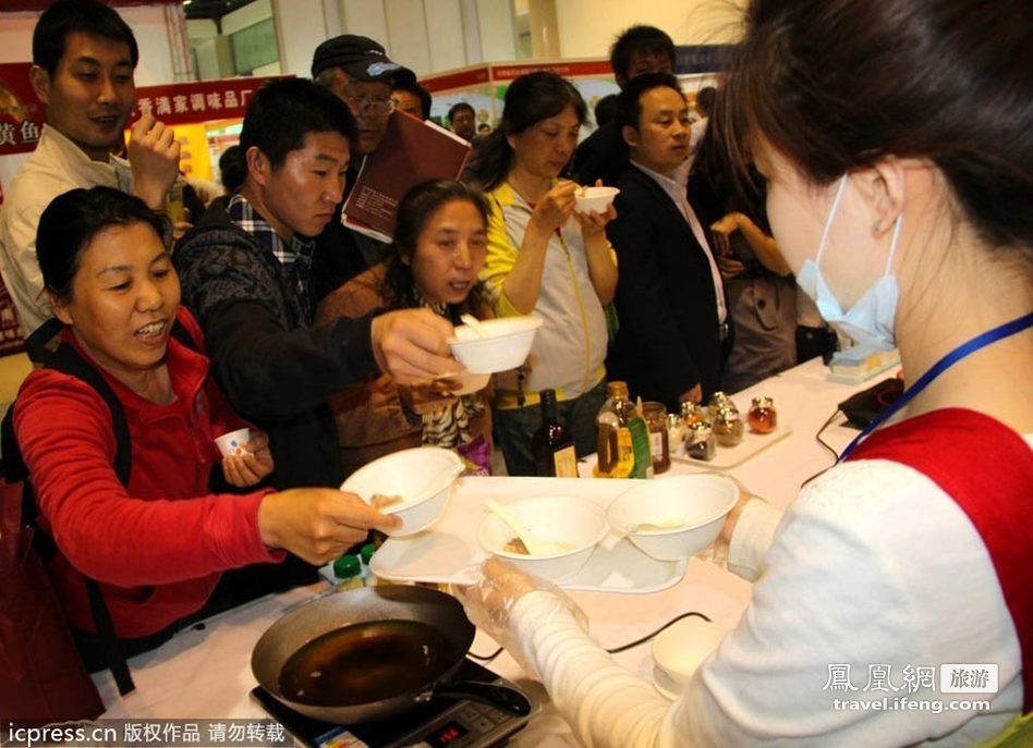 北京食博会上尝美食