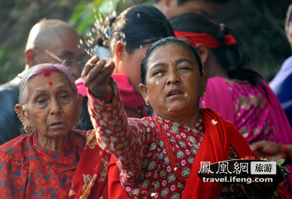 尼泊尔庆祝母亲节 民众河中沐浴净身祈福 