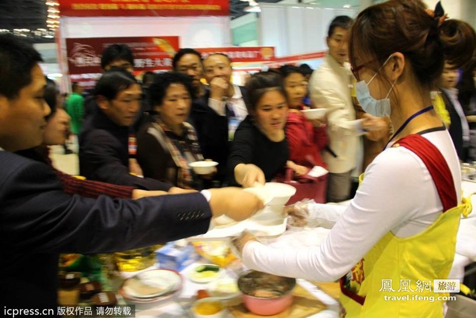 北京食博会上尝美食