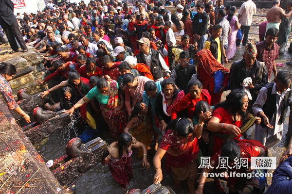 尼泊尔庆祝母亲节 民众河中沐浴净身祈福 