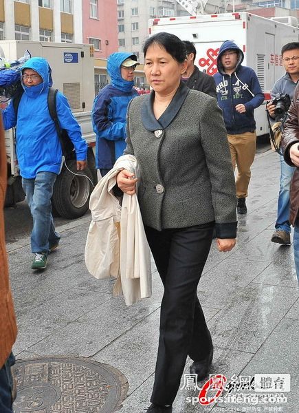 谢亚龙妹妹接受采访 谈及逼供捂面痛哭[高清]