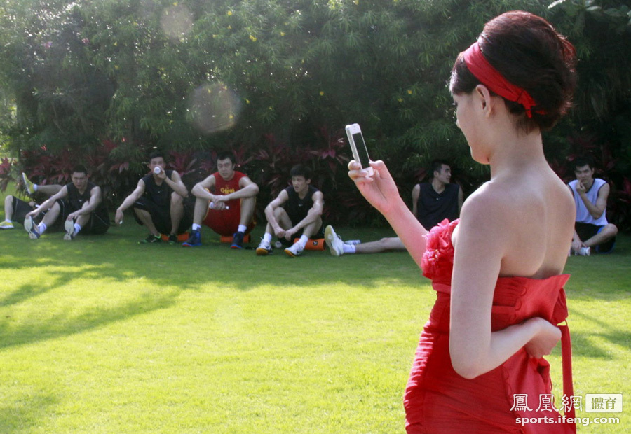 中国男篮三亚集训 红衣女惹国手集体侧目[高清