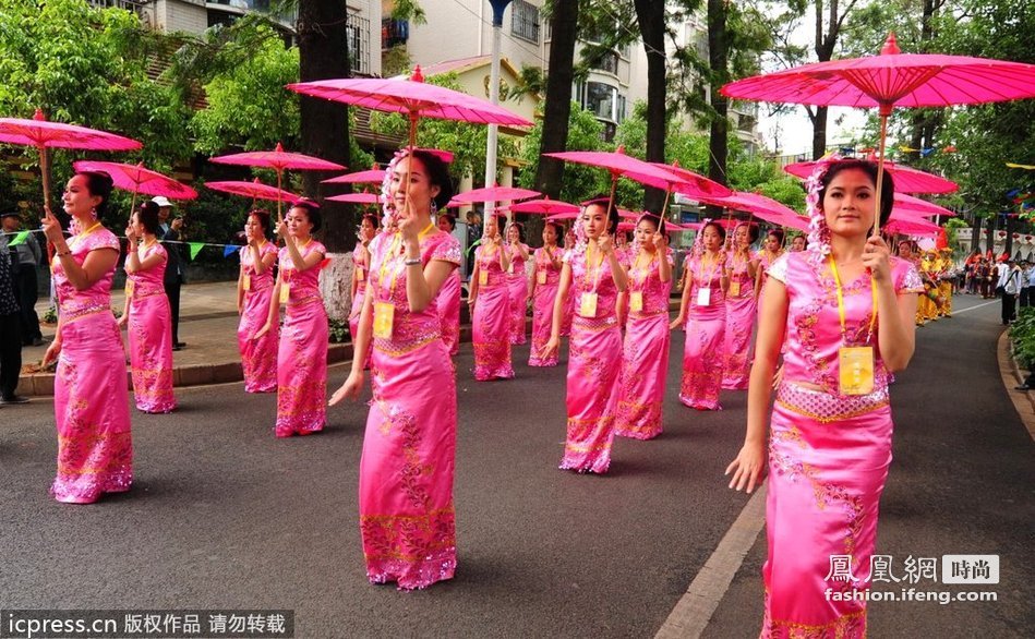 节日开幕女郎着装大胆 游客忘情狂欢