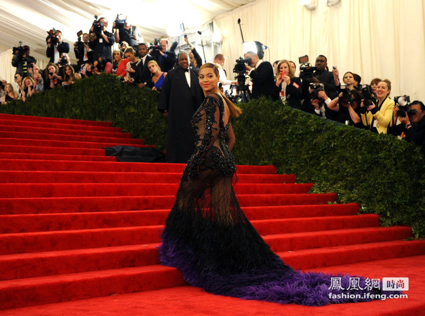 全球第一美女碧昂斯最新红毯装 半透裙尽显翘臀