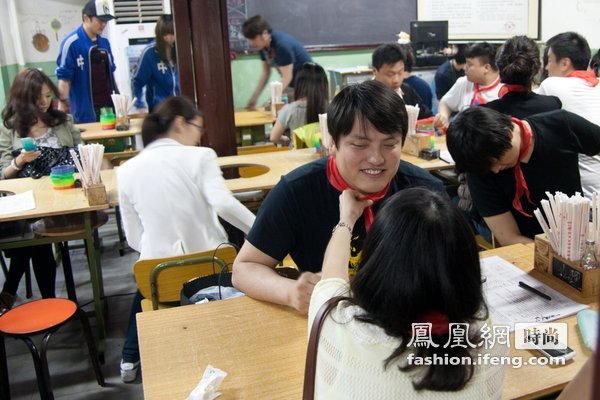 京城个性餐厅唤回儿时记忆 饭前行队礼唱国歌