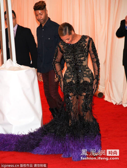 全球第一美女碧昂斯最新红毯装 半透裙尽显翘臀