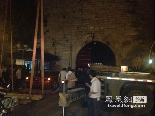 法拉利跑车中华门城堡上玩“飘移”被叫停