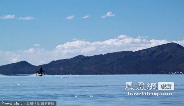 玻利维亚盐碱滩亮如镜面 游客享“水上漫步”