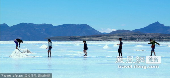 玻利维亚盐碱滩亮如镜面 游客享“水上漫步”