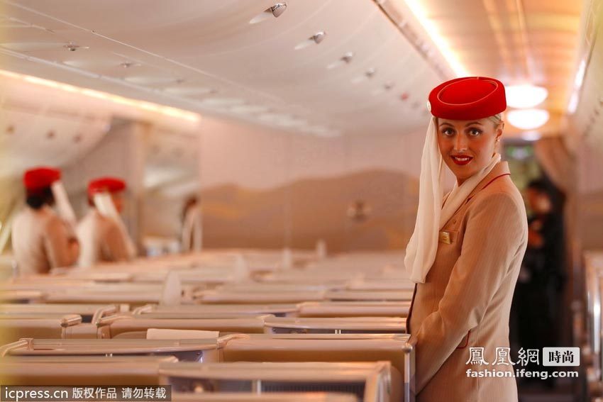 阿拉伯空姐脱掉长袍煞是惊艳 风光背后有苦衷