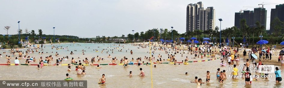 广东露天泳场人造海滩 免费开放引轰动