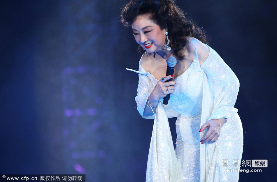 徐小凤母亲节北京首开唱 年过六十风采依旧[高
