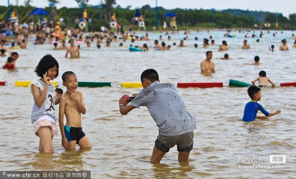 广东露天泳场人造海滩 免费开放引轰动