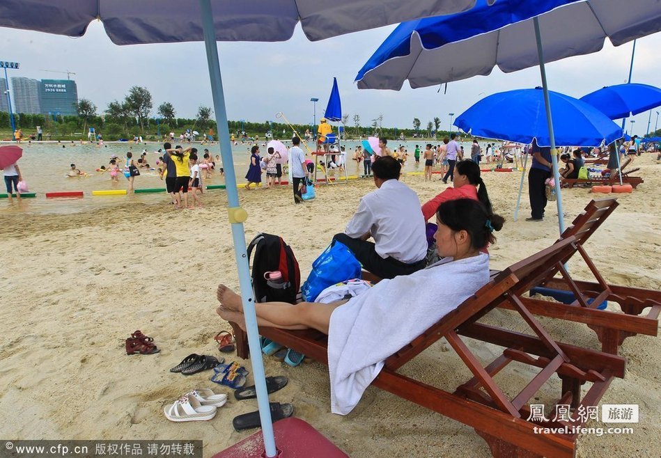 广东露天泳场人造海滩 免费开放引轰动