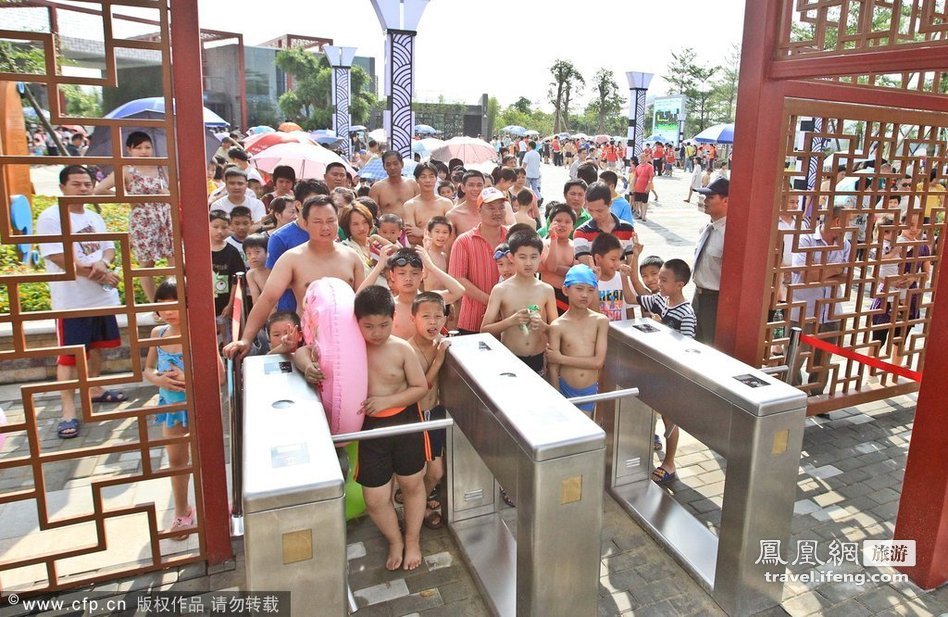 广东露天泳场人造海滩 免费开放引轰动