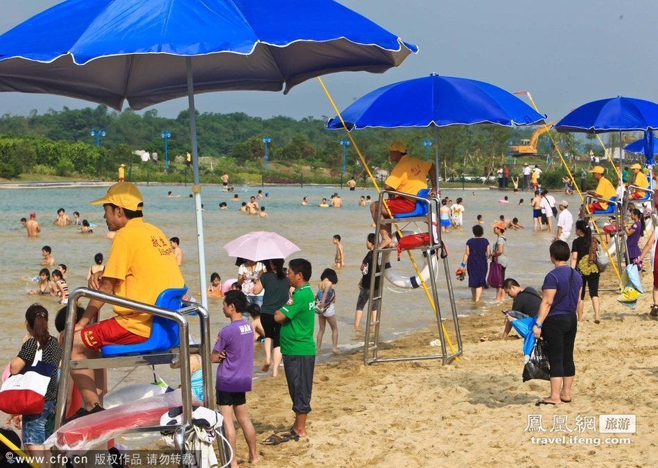 广东露天泳场人造海滩 免费开放引轰动