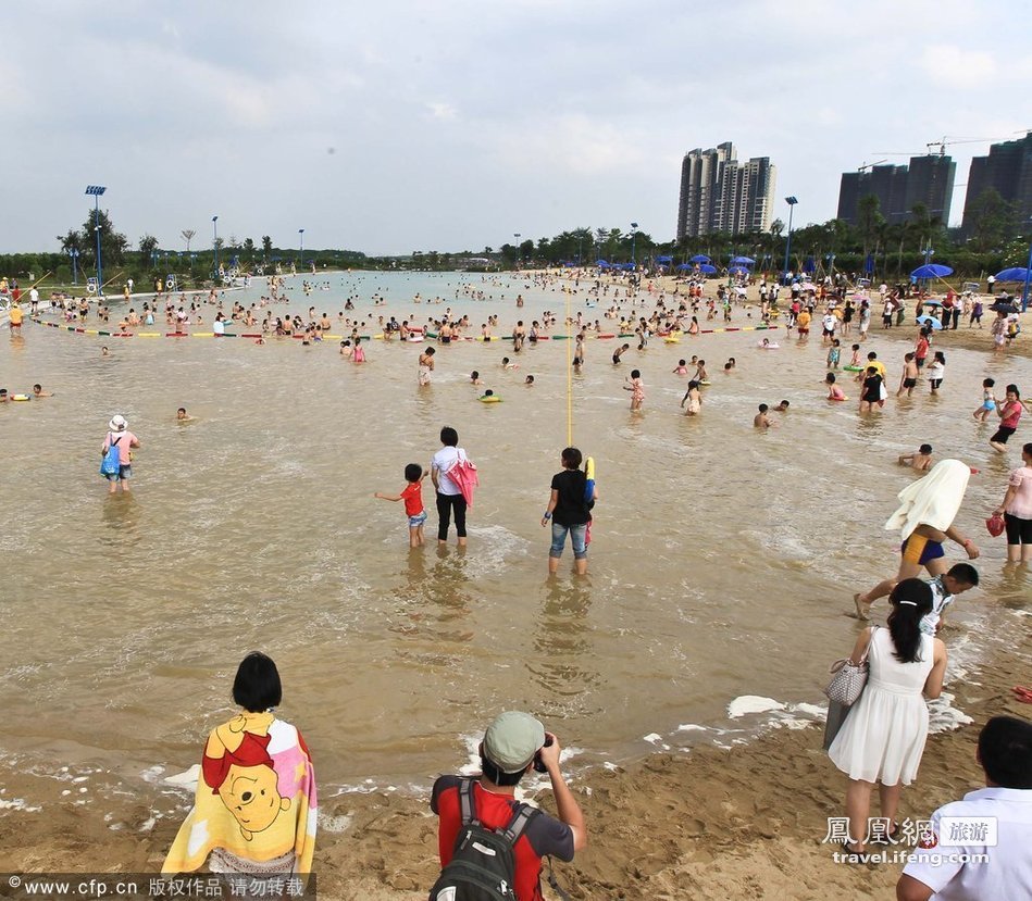 广东露天泳场人造海滩 免费开放引轰动