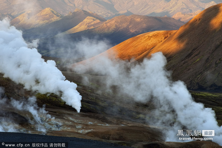 夫妻摄影师航拍记录冰岛奇特景观 