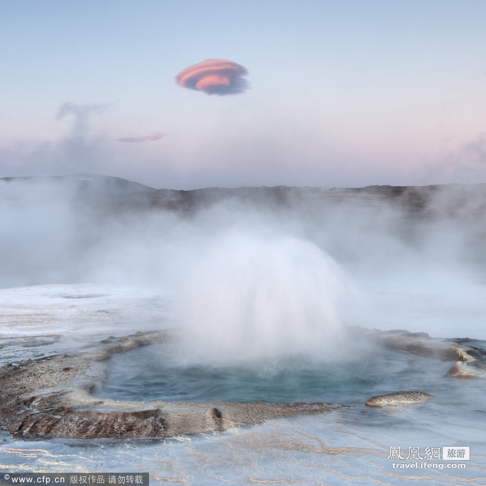 夫妻摄影师航拍记录冰岛奇特景观 