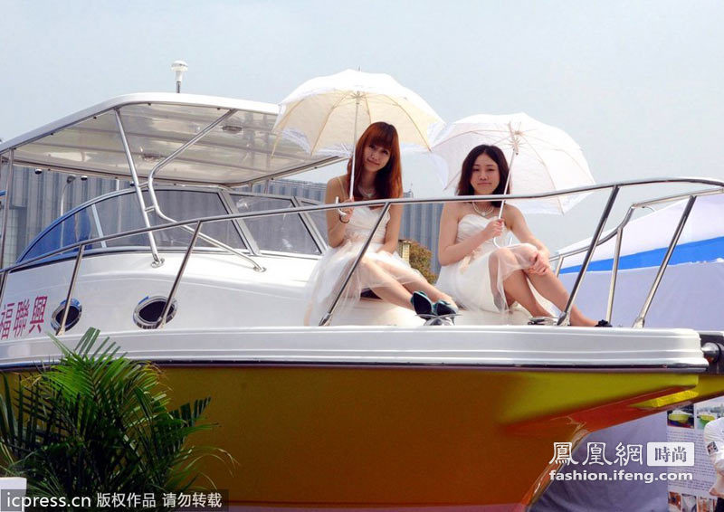 在中国年收入多少能玩游艇 看黎姿夫妇豪华座驾