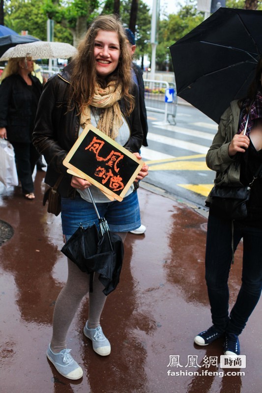 坏天气也要美美出门 戛纳最新雨中清新街拍