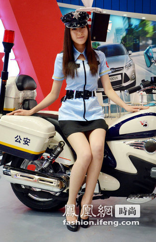 美女“警察”助阵中国国际警用装备展 