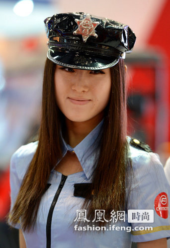 美女“警察”助阵中国国际警用装备展 