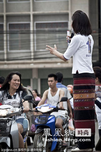 泰国变性美女政客 街头卖力拉选票