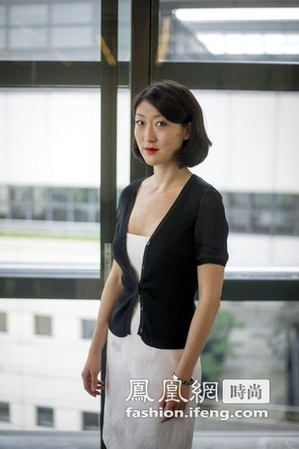 法国韩裔女部长穿低胸装办公引争议