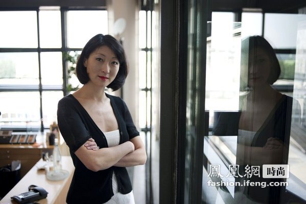 法国韩裔女部长穿低胸装办公引争议