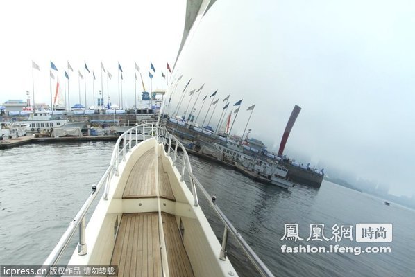 青岛游艇展比基尼美女助阵 中年时尚人士成消费主力