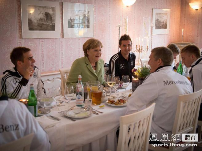 德国总理造访德国队驻地 与球员共进晚餐[高清