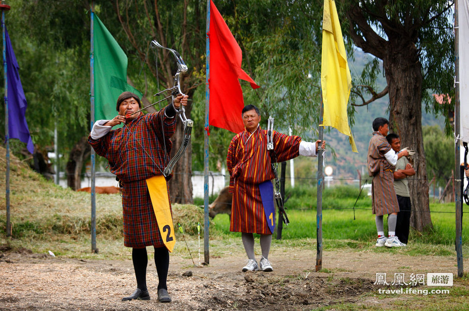 不丹传统“果”：性感黑丝裙装男国度