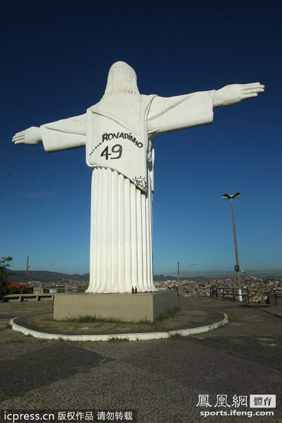 巴西巨型耶稣雕像摇身变为49号球员小罗[高清