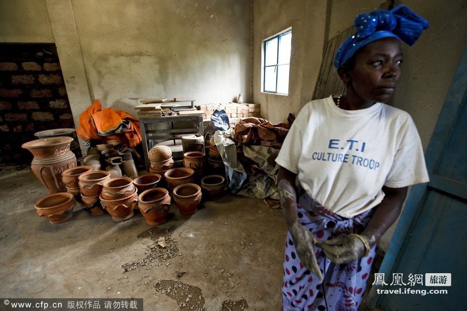 走近卢旺达原始部族的陶工生活