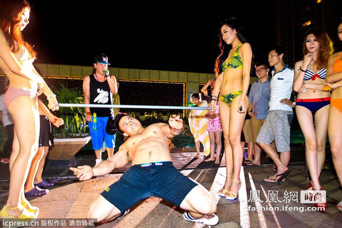 佛山豪华泳池派对 肌肉男与美女做俯卧撑
