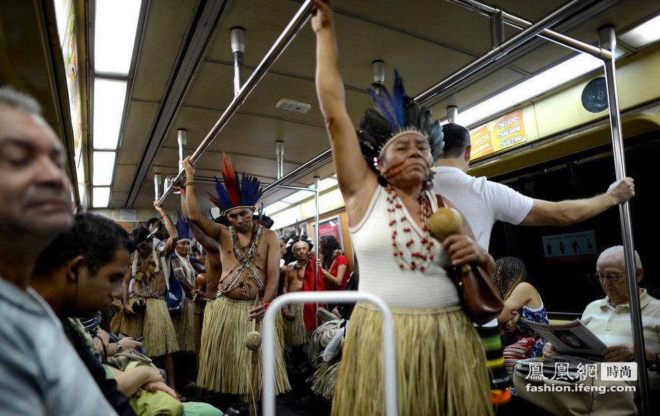 地铁惊现时尚装扮土著人 乘客顿时傻眼