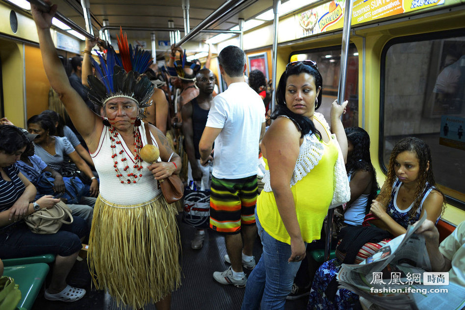 地铁惊现时尚装扮土著人 乘客顿时傻眼