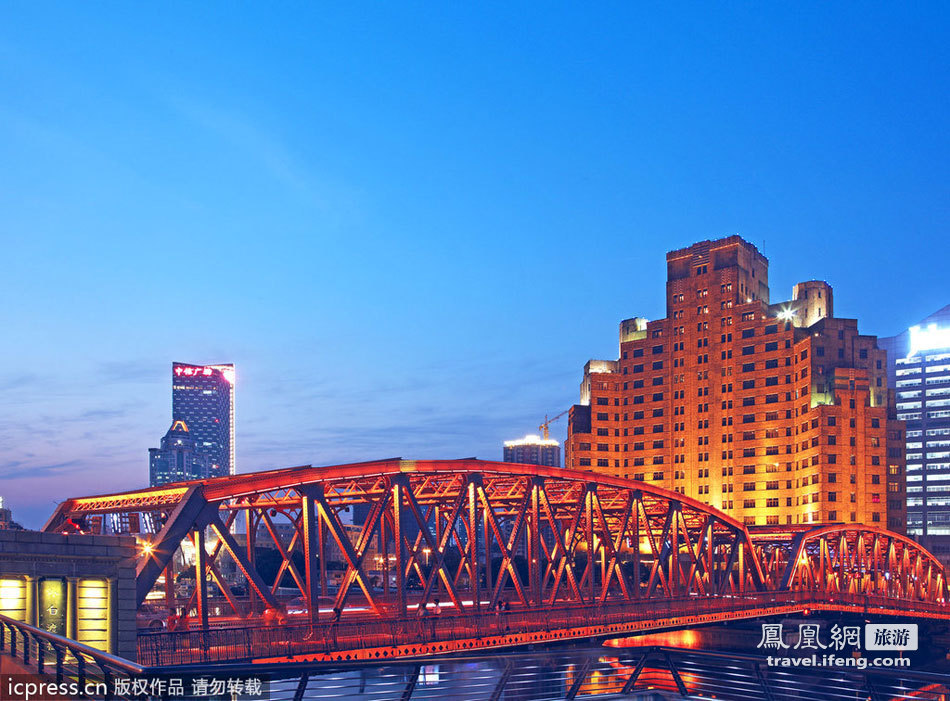 上海滩建筑夜景 比白昼更艳丽多姿