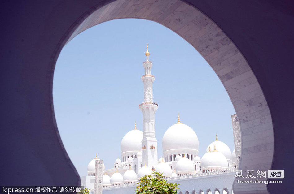 游览谢赫扎伊德清真寺 体验寺庙的别样奢华