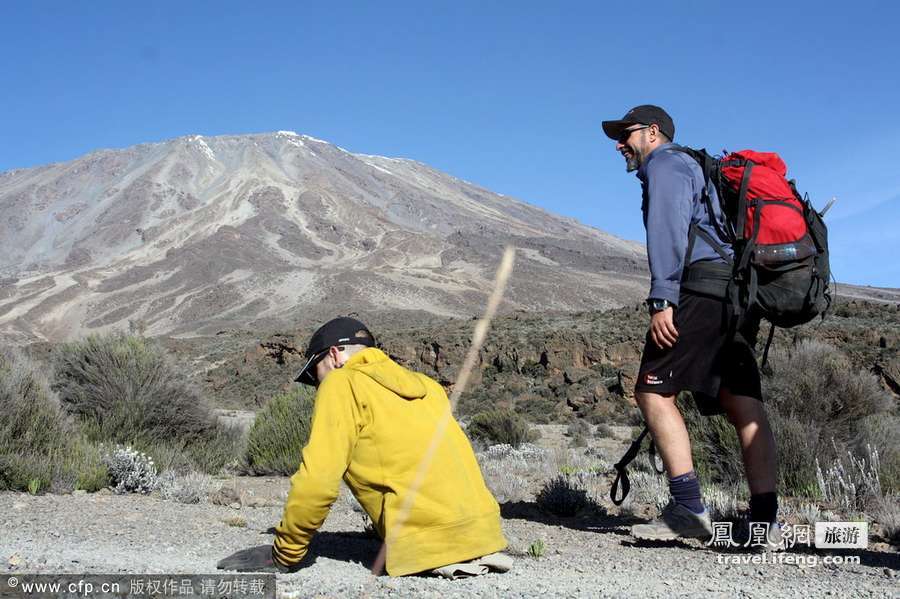 加拿大双腿截肢男子成功登顶乞力马扎罗山