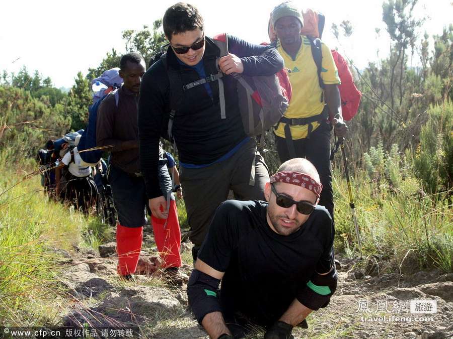 加拿大双腿截肢男子成功登顶乞力马扎罗山