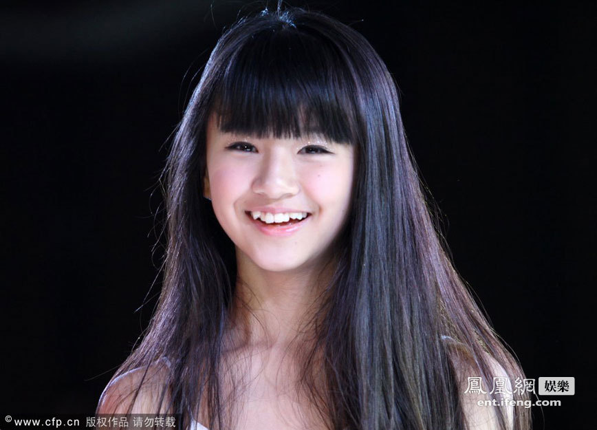 杨丽萍13岁侄女小彩旗露虎牙优美舞蹈如仙女