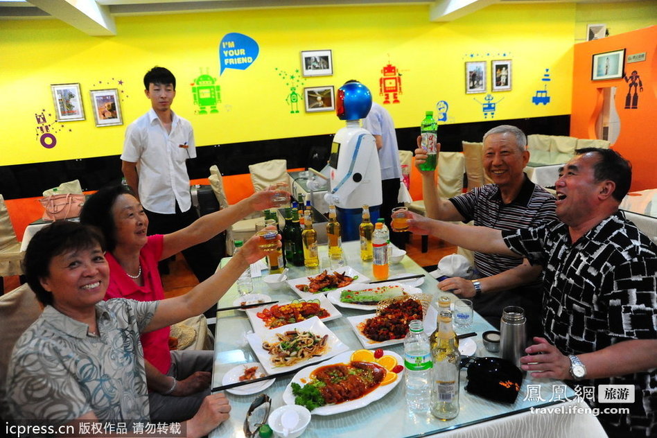 机器人餐厅亮相哈尔滨 会迎宾会烧菜一条龙服务