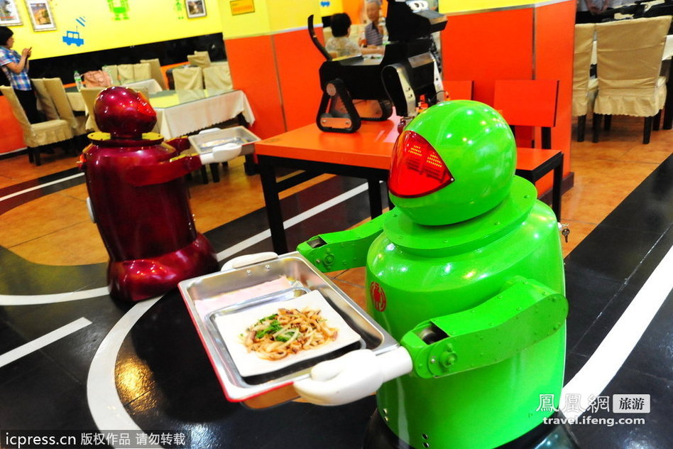 机器人餐厅亮相哈尔滨 会迎宾会烧菜一条龙服务