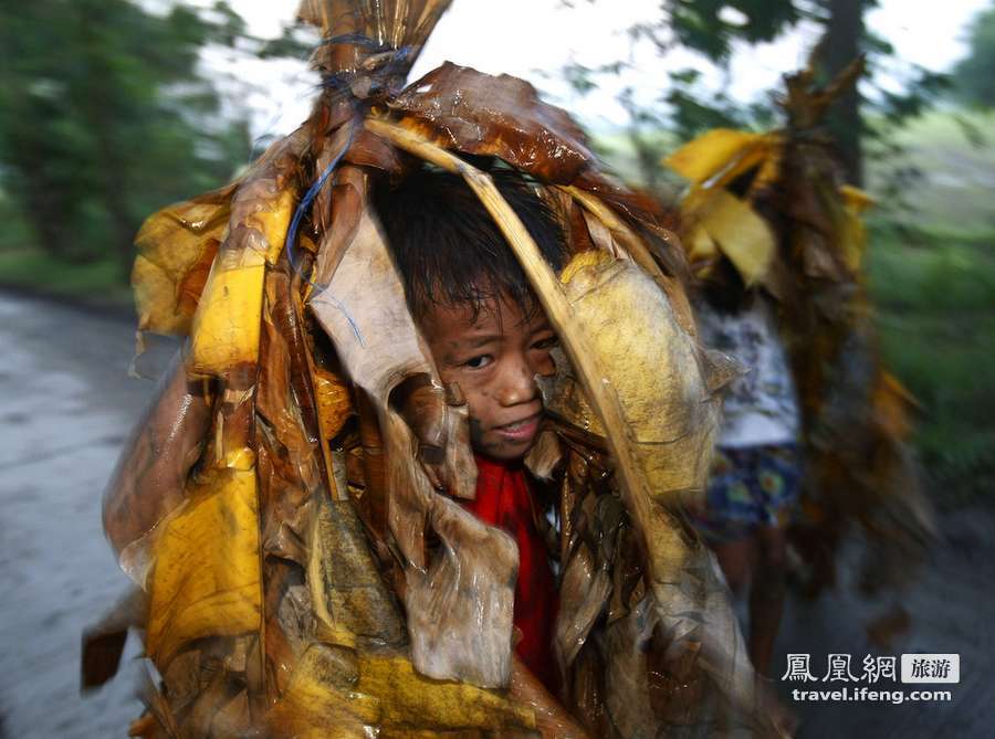 菲律宾“泥人”披香蕉叶庆祝圣约翰节 