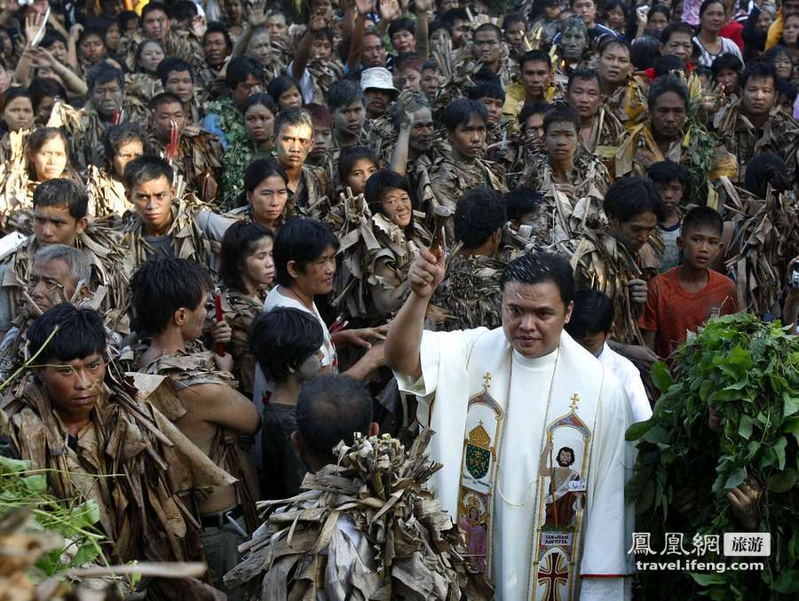 菲律宾“泥人”披香蕉叶庆祝圣约翰节 