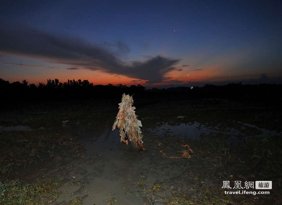 菲律宾“泥人”披香蕉叶庆祝圣约翰节 